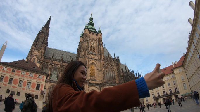 一名女游客在布拉格的圣维特大教堂自拍