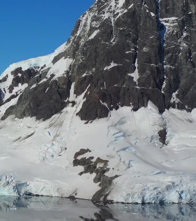 垂直视频全景与雪山，冰，雪在南极洲。