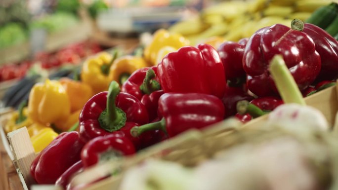 农贸市场柜台上的本地有机红灯笼椒。来自当地农场的无农药、无化学物质、自然种植的蔬菜和其他生物产品。特