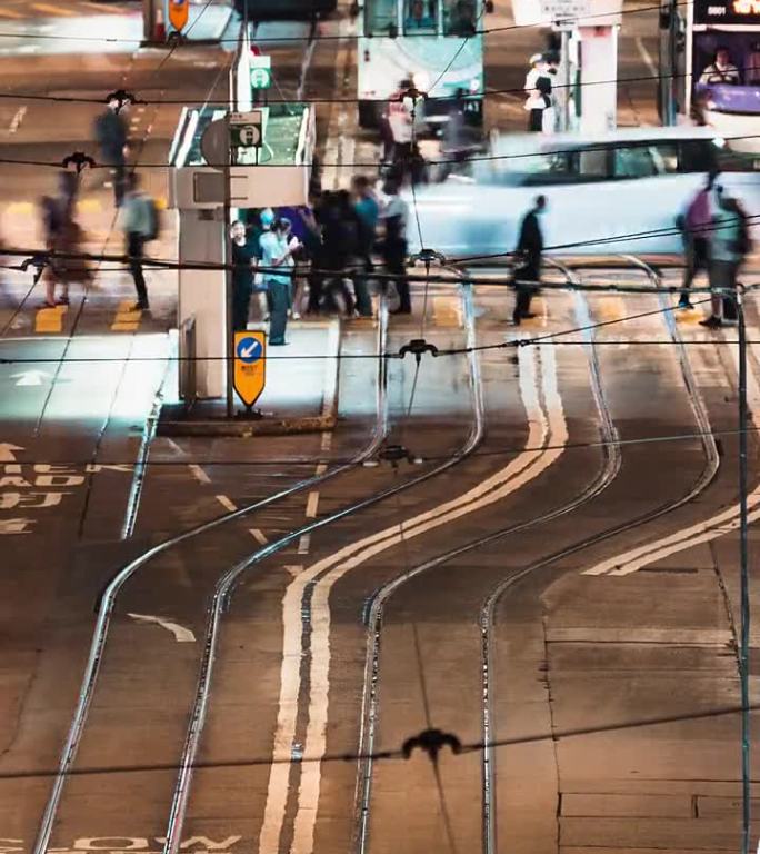 汽车、巴士、的士交通运输、华人、亚洲通勤人群夜间在香港中环过马路的垂直时程图。亚洲的交通生活方式，或