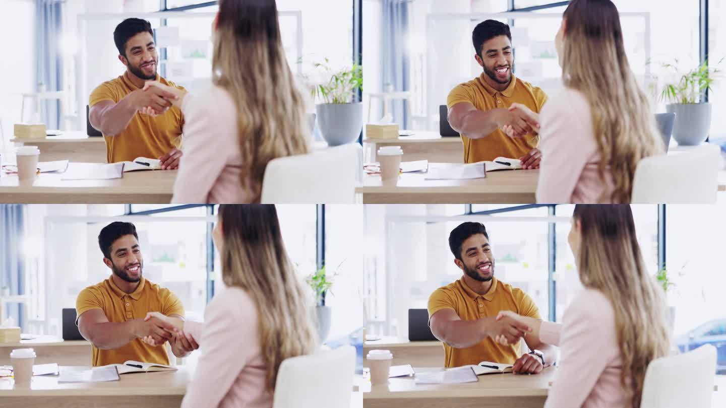 笑，商务人士和握手的伙伴关系，交易或在工作场所介绍。有趣，男人和女人握手表示同意，b2b或入职，祝贺