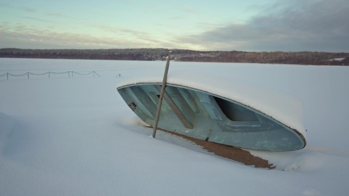 翻倒的船躺在结冰的湖面上