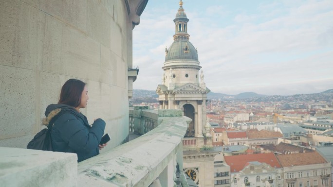 游客在匈牙利布达佩斯的圣史蒂芬大教堂(Szent Istvan-bazilika)顶部拍照