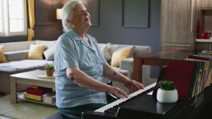 80年代退休的老妇人喜欢在家弹钢琴