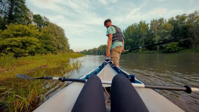 旁白:一个男人和一个女人划着独木舟进入深水。情侣们为皮划艇做准备