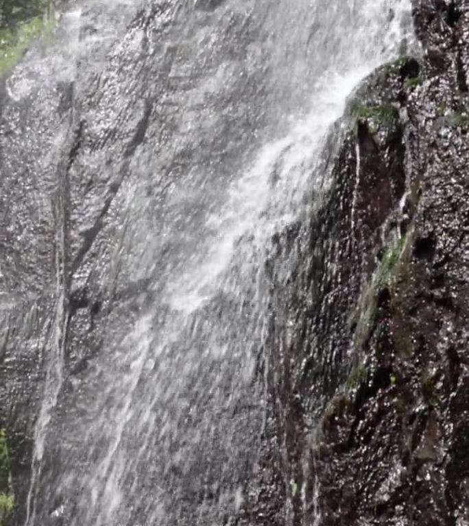 热带丛林中的奇异瀑布，水流从岩石上落在石头上