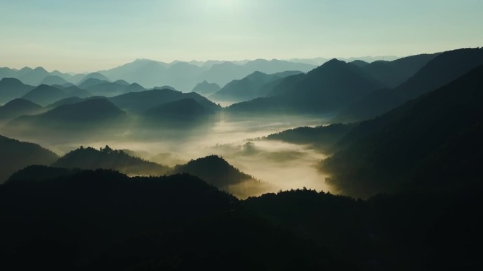 日出时云雾山脉的鸟瞰图