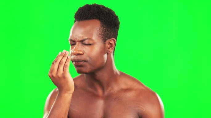 绿屏，男人和检查口臭的卫生习惯，不良的牙齿健康和口腔健康。口腔，黑人男性和呼吸手的气味，细菌和口臭的