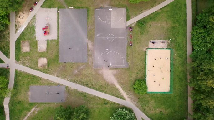 无人机拍摄的多个操场、篮球场、排球场和孩子们玩耍的画面，