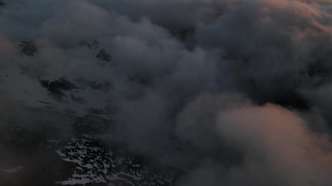 云中雷尼尔火山的鸟瞰图。倾斜无人机拍摄