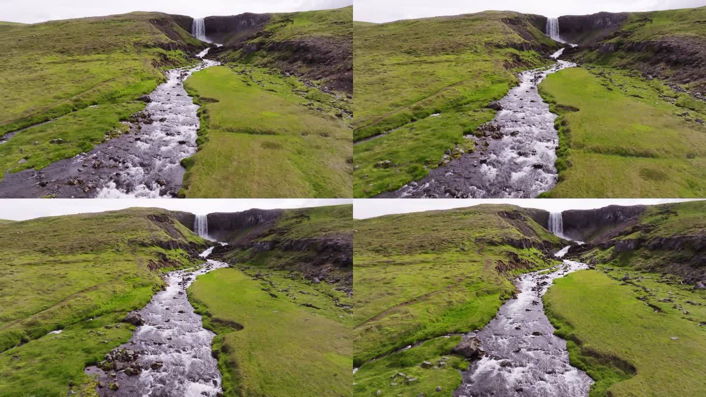 从无人机的角度来看，冰岛的自然和瀑布在夏天