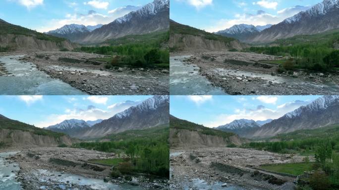 空中无人机日落景观罕萨河谷与河流和喀喇昆仑山脉山脉，罕萨河谷，吉尔吉特-巴尔蒂斯坦，巴基斯坦北部。