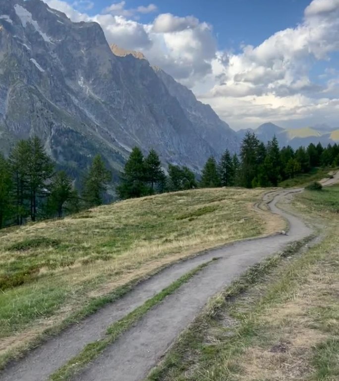 意大利阿尔卑斯山脉勃朗峰上的登山步道