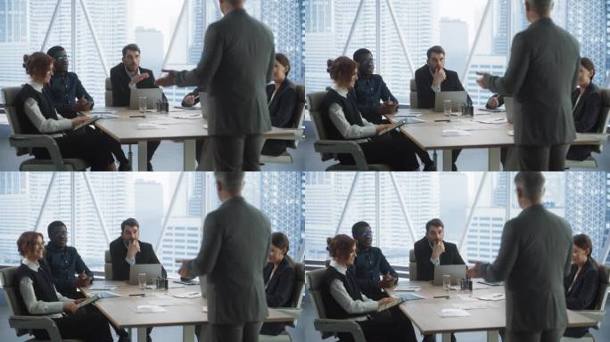 白人男性企业家在公司办公室董事会上发言的后视镜。咨询公司多元化投资者倾听与洽谈企业成长战略。