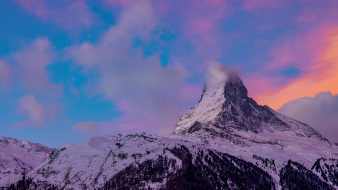 T/L瑞士阿尔卑斯山脉雄伟的马特洪峰日出时的云景