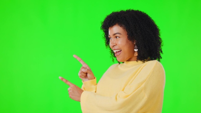 女人，用手指指着绿屏，说是广告或促销。非洲女性，在摄影棚背景上用手摇头示意模特儿、信息或通知