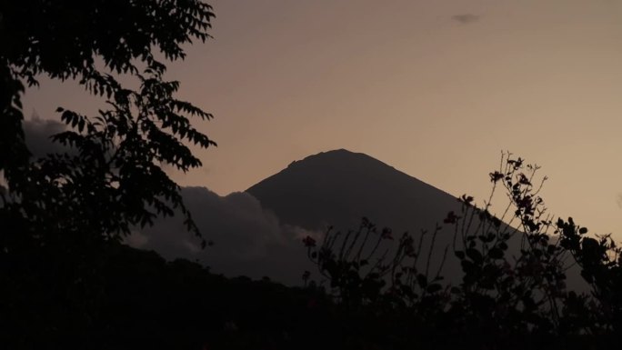 巴厘岛阿贡山的日落从明亮到黑暗，延时拍摄