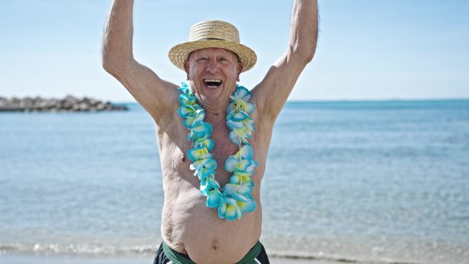 身穿泳装、头戴夏帽的白发老人在海边微笑