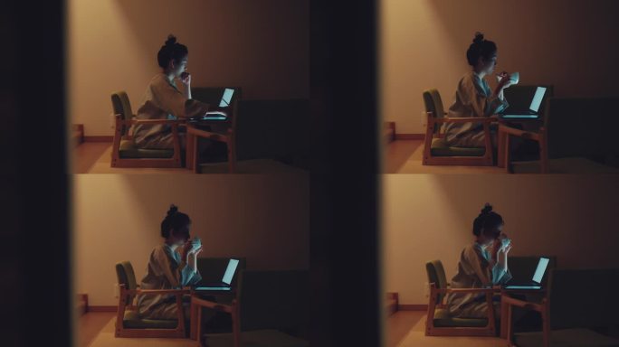 亚洲女商人深夜在家里的客厅用笔记本电脑工作。