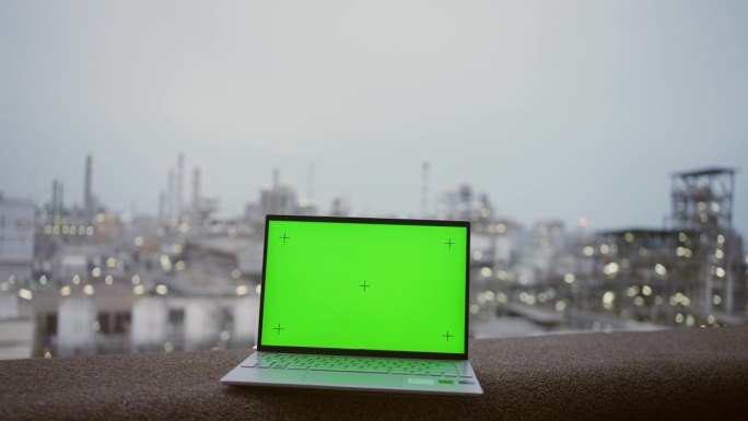 石化工厂的笔记本电脑绿屏空白。