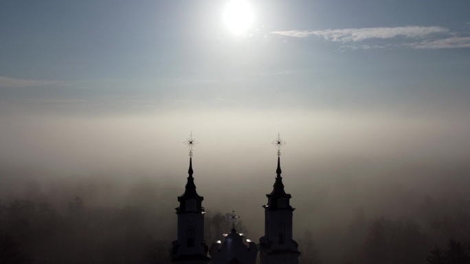 天空朦胧的立陶宛维尔纽斯，无人机拍摄的发现圣十字教堂