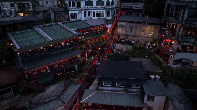游客在台湾著名的九分夜街