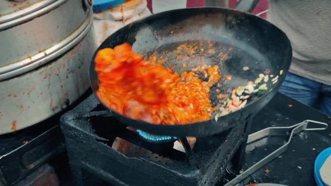 街市用平底锅烹煮辛辣食物