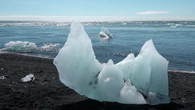 全球变暖和气候变化。冰岛冰川融化。蓝绿色的海湾融化了冰山。巨大的冰川在极地自然环境。北极冬季景观在全