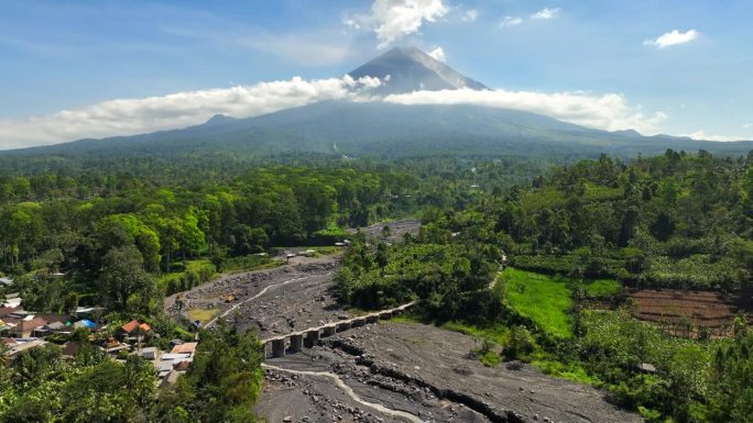 印尼爪哇，日出时，无人机飞向塞默鲁山活火山的鸟瞰图