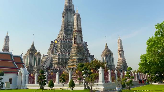 泰国首都的名片是佛教寺庙Wat Arun，黎明寺，它位于湄南河岸边