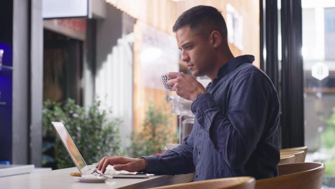 笔记本电脑，打字和男人在咖啡馆喝咖啡，在线研究和社交媒体。远程工作，茶和人在电脑上处理电子邮件，建议