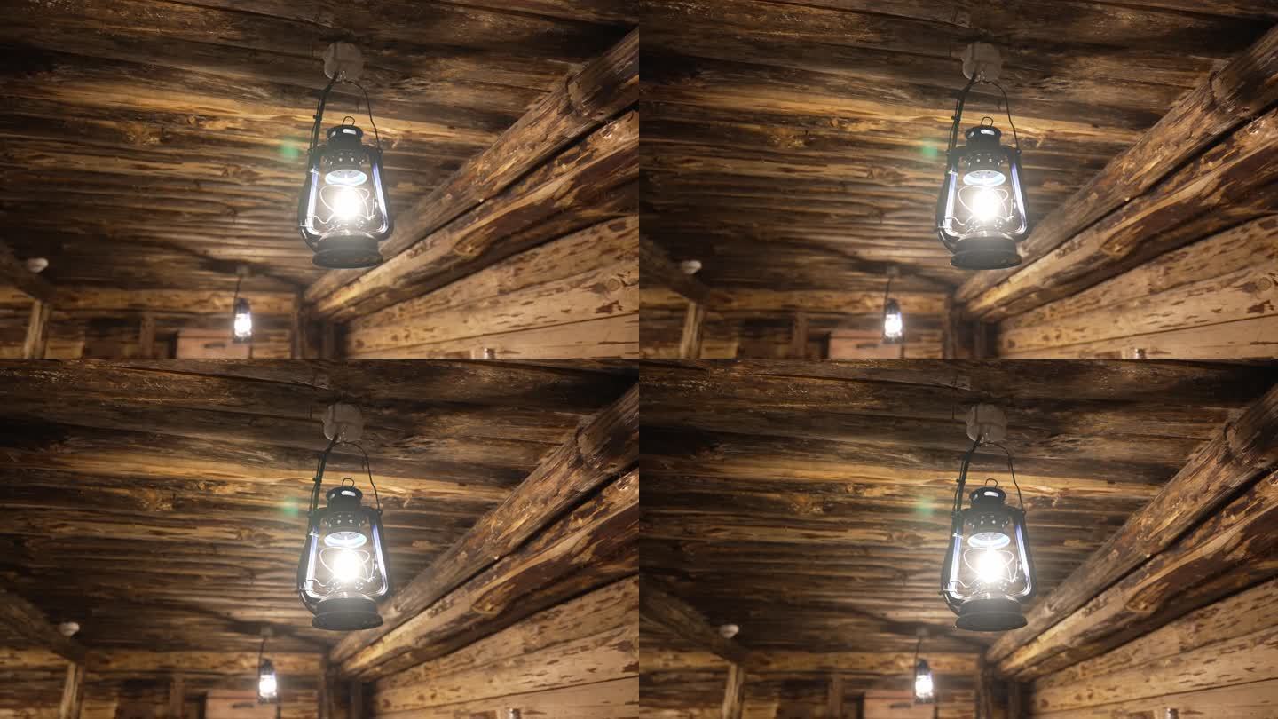 一盏煤油灯在木屋里燃烧