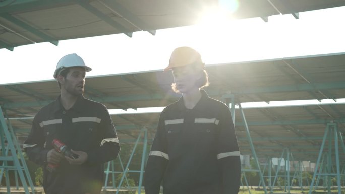 员工在太阳能农场工作。