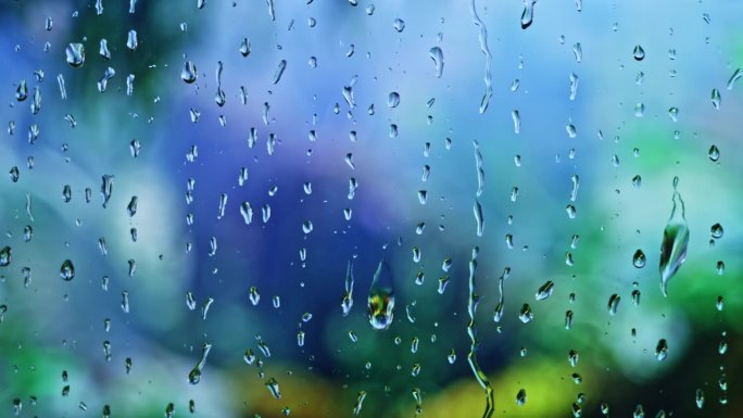 彩色背景下的雨落在窗户上