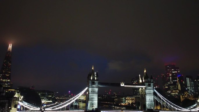 夜景鸟瞰伦敦桥上灯火通明的泰晤士河，英国首都伦敦市中心