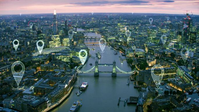 伦敦的本地化图标。一个智慧和未来城市的鸟瞰图。金融区的摩天大楼。完美地说明了技术概念:数据通信，物联