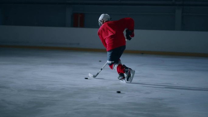 令人兴奋的视频，一个专业的冰球运动员展示了令人印象深刻的技能，通过射击，打击，并与冰球棍在溜冰场上击