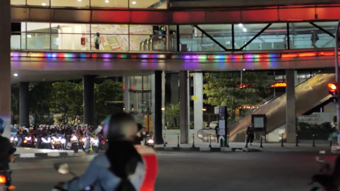 夜间，摩托车在雅加达东盟人行天桥下闯红灯。