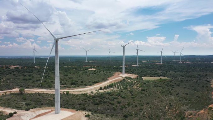 风力涡轮机-清洁能源，鸟瞰图-无人机视频，开阔的空间，夏日晴朗的日子，美丽的云，西班牙。