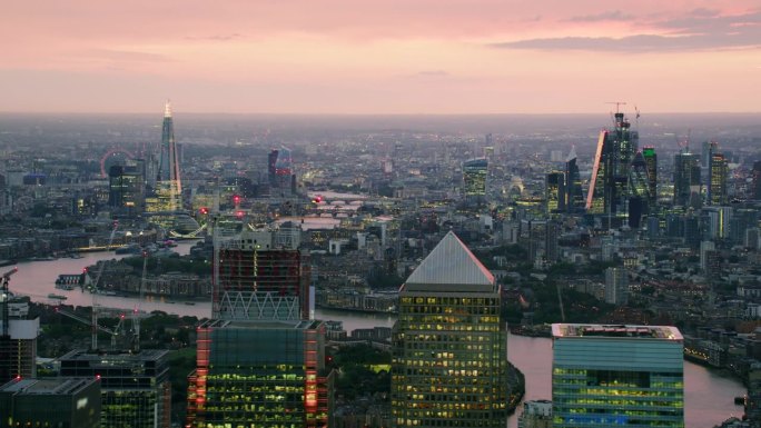 金丝雀码头鸟瞰图及其现代摩天大楼。这里是伦敦的金融中心之一。泰晤士河，著名的桥梁和建筑的背景。英格兰