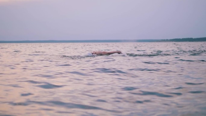 蝶泳运动员正在横渡大洋