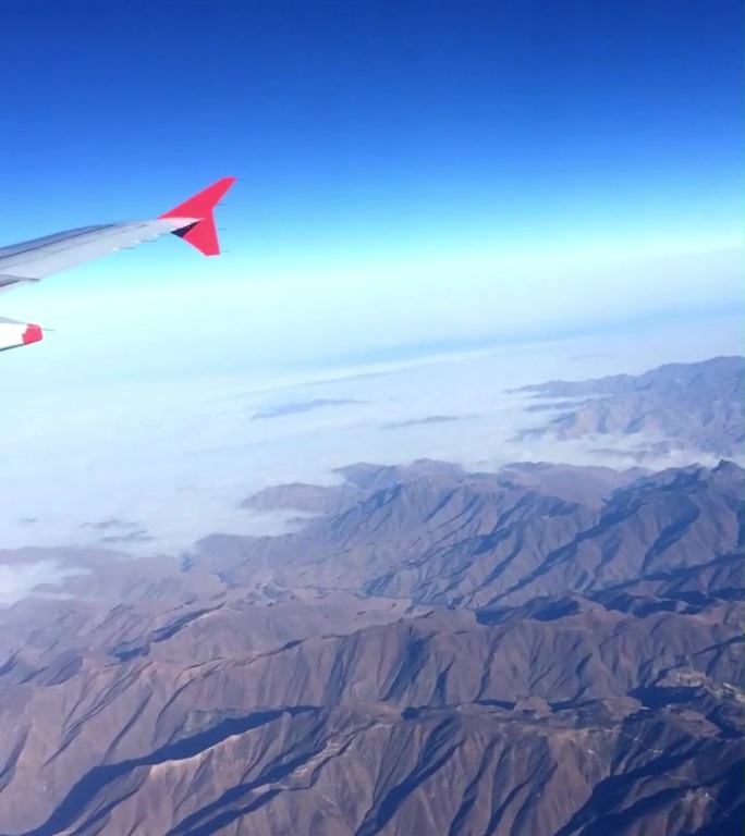 飞机在秘鲁安第斯山脉上空下降