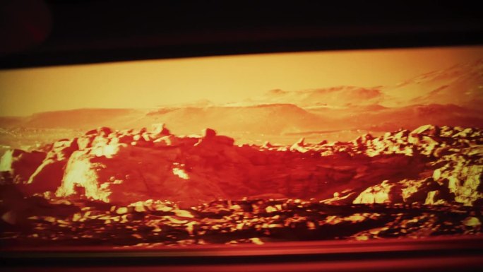 摇摇欲坠的火星探测车在红色星球火星崎岖的地表上旅行