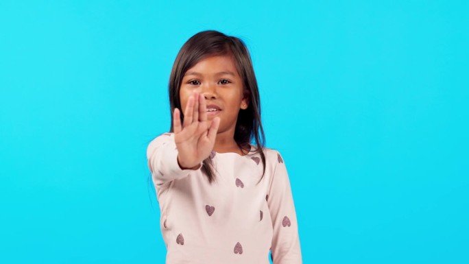 手、停、女童脸在画室内以蓝色背景标示警告、拒绝或无标志、禁止或错误。手掌，表情符号和儿童肖像，抗议，
