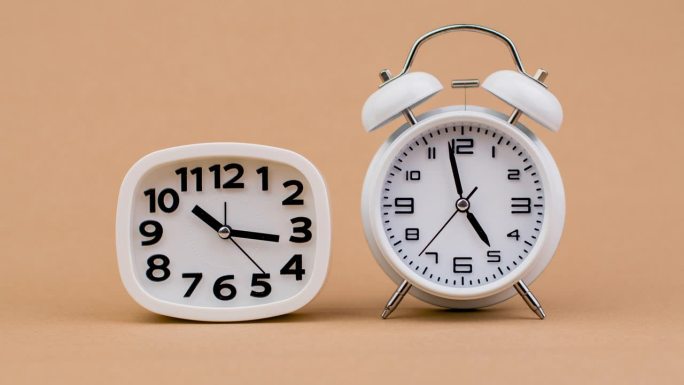 快速旋转的时钟指针重复着时间的动作。延时时间。