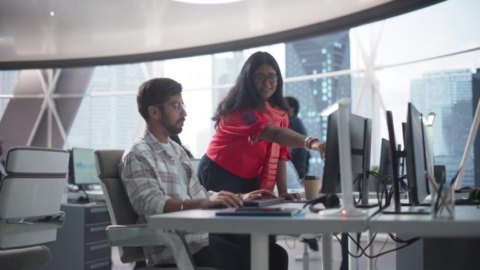 两名印度软件开发人员在科技公司办公室讨论工作的肖像。年轻女性团队领导与金融科技创业公司的商业投资研究