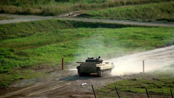 军用履带式坦克全地形车战争机器。