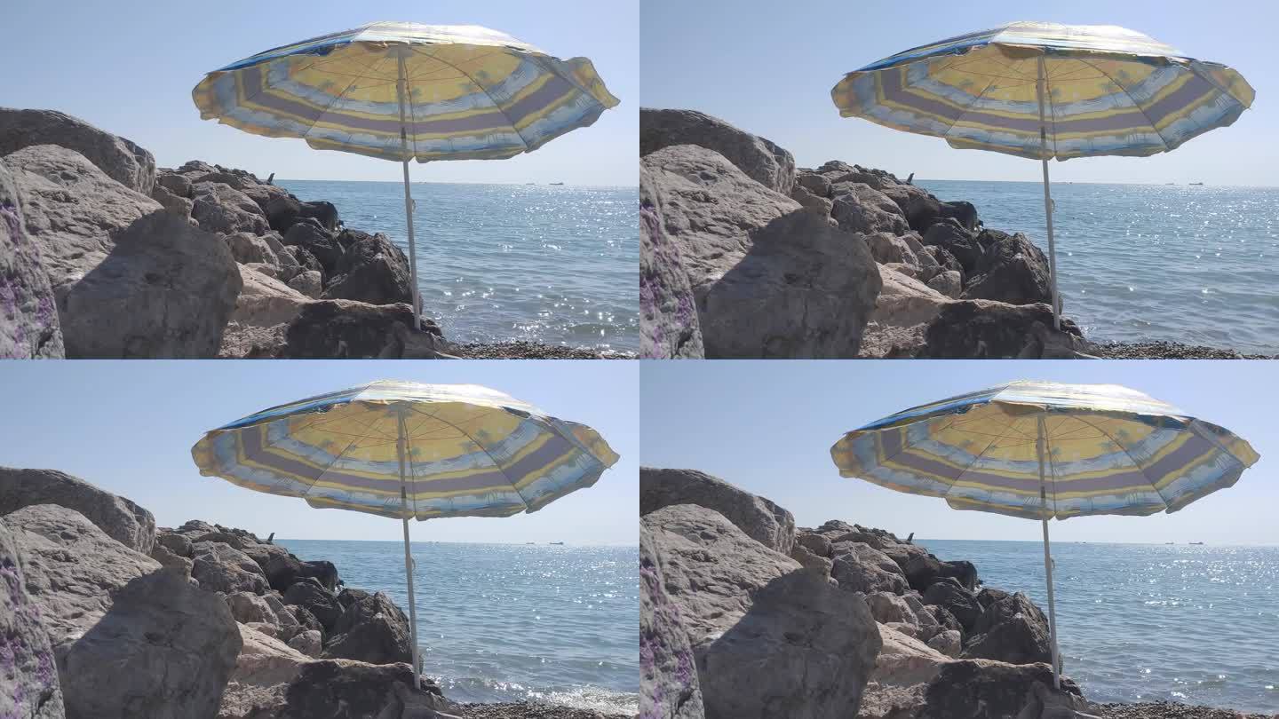 沙滩上伞的背景是蓝天