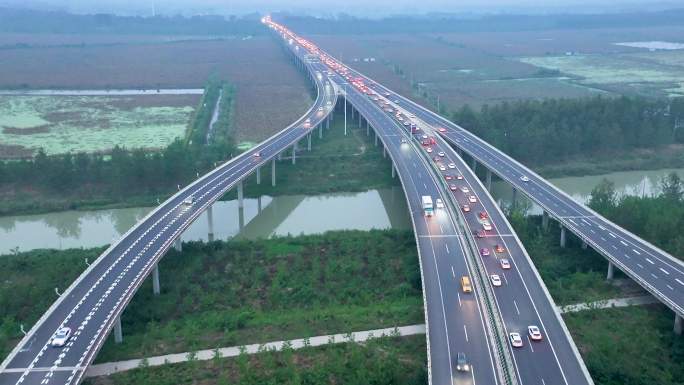 中秋国庆双节高速公路出行高峰来临