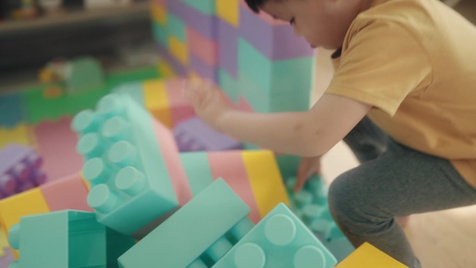 探索创造力与快乐:亚洲儿童在室内玩积木。